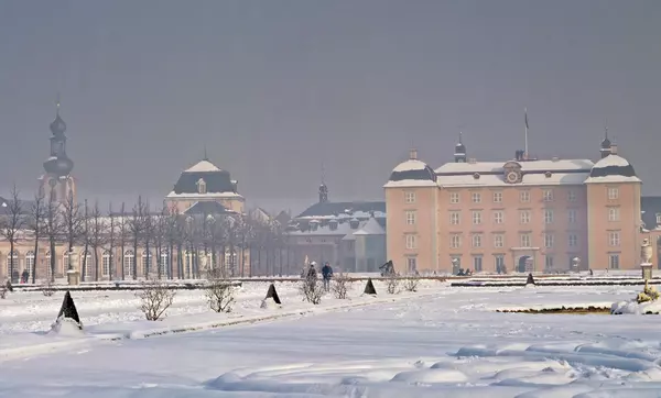 Schloss Schwetzingen, Gartenfront mit Arionbrunnen im Winter