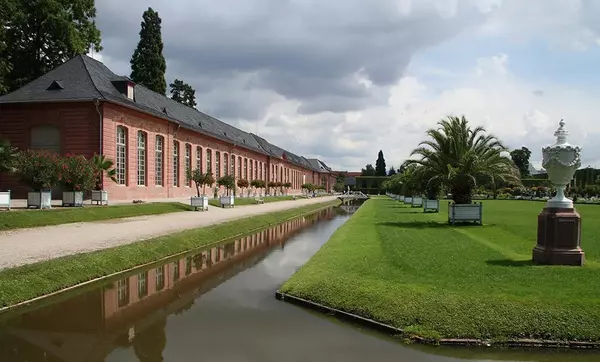 Orangerie und Orangerieparterre von Schloss Schwetzingen