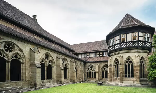 Refektorien, Brunnhaus und Küche liegen am Kreuzgang von Kloster Maulbronn