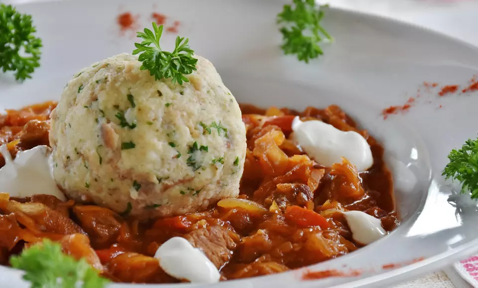 Rehgulasch in Glühweinsauce