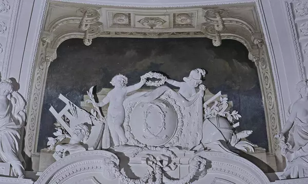 Das Monogramm Herzog Carl Eugens über der südlichen Eingangstür zum Weißen Saal, Foto: Staatliche Schlösser und Gärten Baden-Württemberg, Andrea Rachele